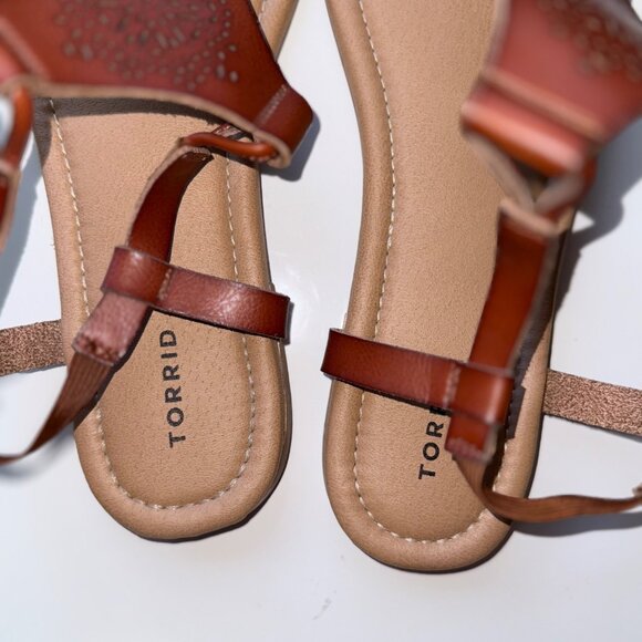 Torrid Brown Laser-Cut Leather Thong Sandals w/ Elastic Strap Closure Sz 11 - Picture 3 of 8